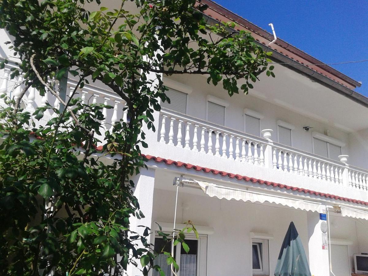 Apartment Comfortable With Garden In 100 M² For 6 Guests *